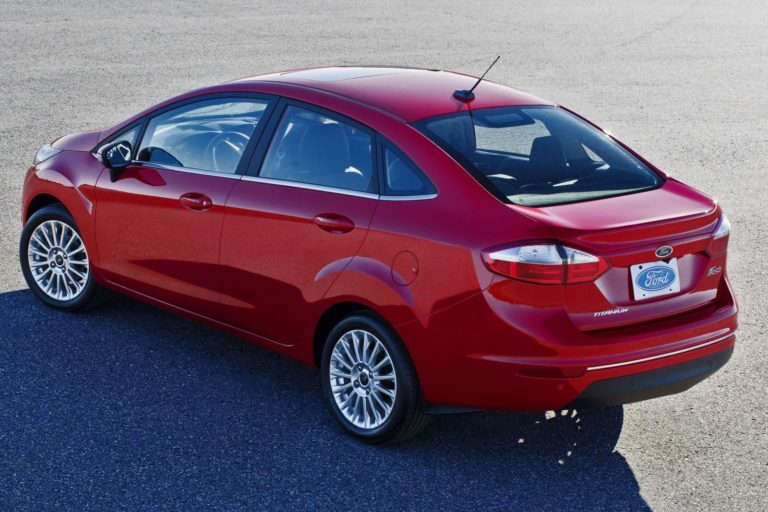 2015_Ford_Fiesta_S_4dr_Sedan_16L_4cyl_5M_3718595