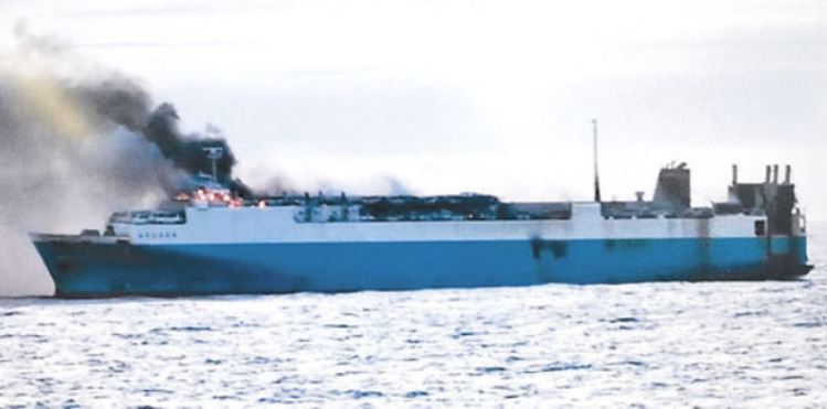У берегов Японии горит российское судно с автомобилями 1